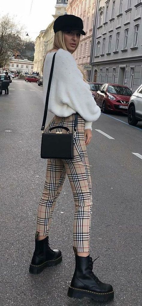 #burberry #tartan #pants #nova #blogger #ootd #inspo #fashion #style Doc Martens Outfit, Winter Ootd, Winter Knitwear, Rock Outfit, London Outfit, Trending Fashion Outfits, Outfit Trends, Urban Street Style, Street Style Winter