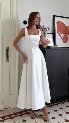 Ceremony Graduation Outfit, White Dress For Graduation Ceremony, Simple Dress Classy Elegant, Wedding Dresses Simple Elegant Classy, Simple Graduation Outfits, Graduation Dress Simple, White Dress Graduation Classy, White Graduation Dress College Classy, Simple Graduation Dress