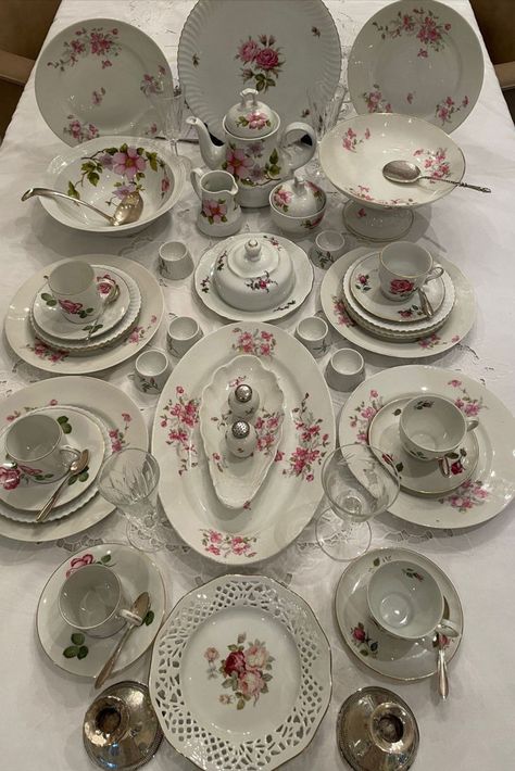 Cute Tea Sets, Tea Set Aesthetic, Coquette Kitchen, Aesthetic Dishes, American Classic Interior, Tea And Breakfast, Pink Flowers Roses, Dishes Sets, Vintage Breakfast