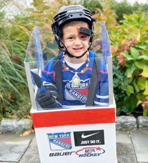 Hockey Halloween Costume, Halloween Crafts Snacks, Boxing Halloween Costume, Hockey Halloween, Hockey Outfits, Card Costume, Hockey Birthday, Clever Halloween, Box Costumes