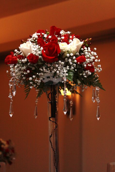 Red Table Decorations, Red Wedding Centerpieces, Christmas Tree Toppers Ideas, Tree Toppers Ideas, Rose Centerpieces Wedding, Red Flower Arrangements, Christmas Wedding Flowers, Rose Wedding Theme, Beauty And Beast Wedding