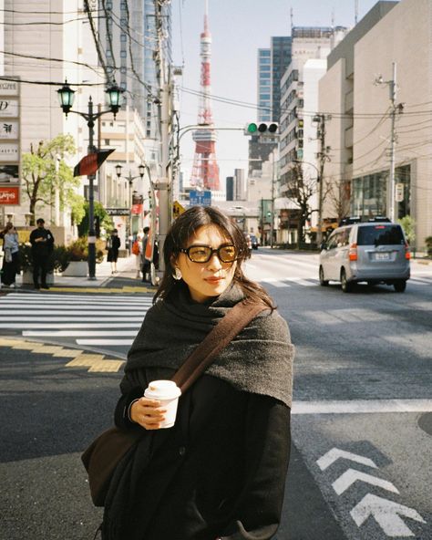 Under Tokyo Tower🗼🗼🗼 ･*:.｡. .｡.:*･゜ﾟ･* #35mm #japantrip #tokyo #tokyotower #cosbyyou #maisonmargiela #toteme #blazerlook #ootd #dailylook Female Styles Outfits, Film Photos Ideas, South Korea Fall Fashion, Fall In Japan Aesthetic, Travel Photo Poses Ideas, Korea Instagram Photos, Tokyo Aesthetic Outfit, Tokyo Style Outfits, Korea Fall Fashion