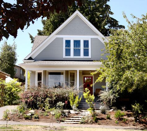 A 1914 CRAFTSMAN GETS A MODERN INTERVENTION #modern #craftsman #designmilk Modern Craftsman Decor, Shed Architecture, Craftsman Remodel, Craftsman Decor, Cottage Exteriors, Modern Remodel, Craftsman Cottage, Green Homes, Craftsman Exterior