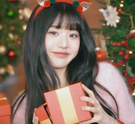 Wonyoung Christmas, Jang Wonyoung Ive, Married Christmas, Christmas Icons, Christmas Pins, Men Shirt, Light Of My Life, Cute Icons, Beauty Makeup