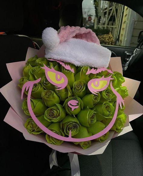 Grinch Flower Bouquet, Flower Bouquet Christmas, Christmas Rose Bouquet, Flower Bouquet Halloween, Christmas Flowers Bouquet, Christmas Ramo, Christmas Ramos, Grinch Bouquet, Flower Bouquet Gift Ideas