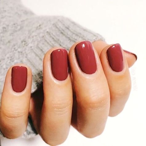 10 Trending Fall Nail Colors to Try in 2019 - The Trend Spotter Colourful Nail Designs, Stars Nails, Fall Nail Polish, Maroon Nails, Nail Polish Colors Fall, Nagellack Trends, Nagel Inspo, Nails Polish, Glitter Pink