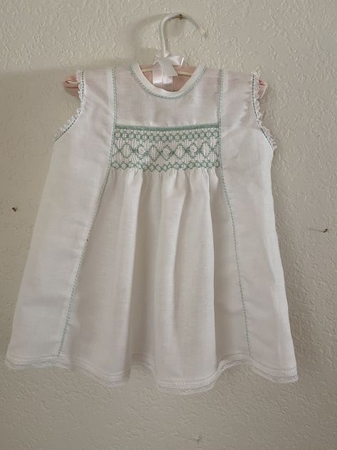 Smocking Frocks, Smocking Fashion, Smocking Baby, Smock Blouse, Handmade Embroidery Designs, Girls Top, Fall Baby, Handmade Embroidery, Tunic Blouse