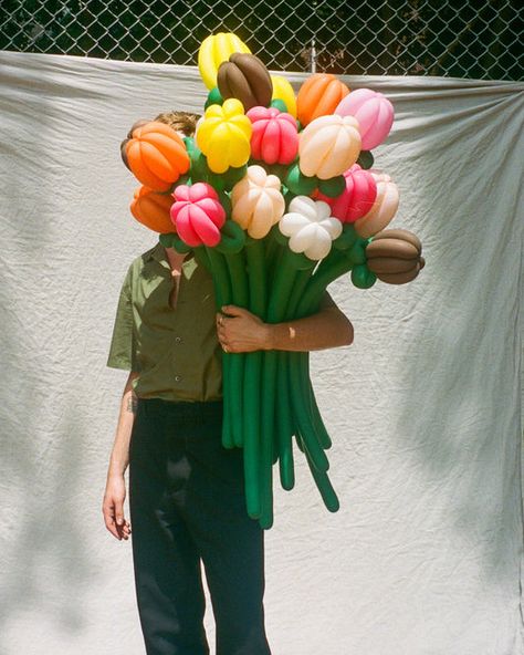 Bouquet Balloons Ideas, Tulip Balloon, Giant Flowers And Balloons, Diy Balloon Bouquet, Groovy Balloon Bouquet, Balloon Editorial, Balloon Flowers Plant, Standing Balloon, Distorted Balloon Flower