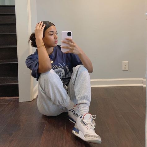 Catalina Torres on Instagram: “‘One of one’” Cool Sweatpants, Sweatpants Outfit Ideas, Sweatpants Outfits, Cozy Sweatpants, Baggy Sweatpants, Skandinavian Fashion, Sweatpants Outfit, Jordan 3 Retro, Outfit Inspo Casual