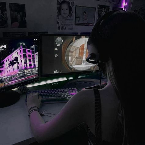 Dark Gaming Room, Gaming Room Aesthetic, Pc Gaming Room, Aesthetic Gaming Room, Best Laptops For Students, Gamer Girl Aesthetic, Gaming Room Ideas, Aesthetic Gaming, Gaming Room Decor