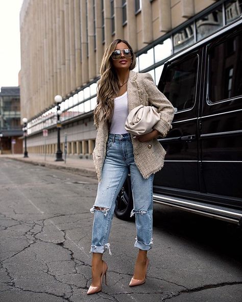 Beige favorites. Theres a huge Louboutin sale happening now and my heels are included - shop them via the link in my bio. http://liketk.it/2M2qX #liketkit #springstyle #louboutin Maria Vizuete, Mia Mia Mine, Simple Spring Outfits, Mia Mia, Christian Louboutin So Kate, Snow Outfit, Burberry Trench Coat, Denim Wear, Instagram Outfits