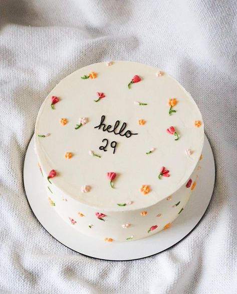 Minimal Floral Cake, Minimal Birthday Cake, 29th Birthday Cakes, 28th Birthday Cake, Floral Birthday Cake, Small Birthday Cakes, Pastry Chocolate, Birthday Cake Decorating Ideas, Gateau Baby Shower