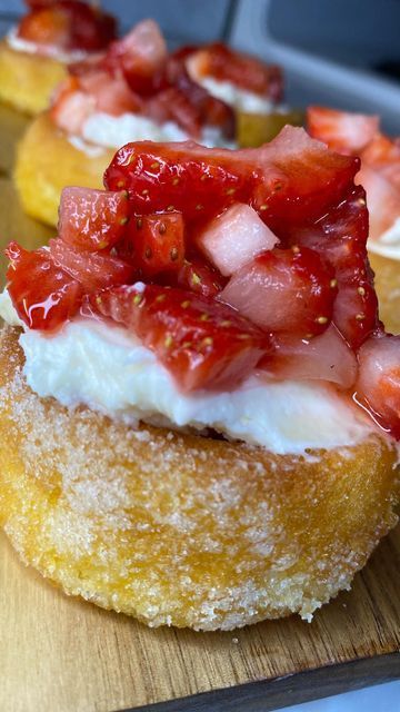 Strawberry Shortcake Bites, Toast In Oven, Dessert Shells, Sugar Strawberries, Vanilla Desserts, Strawberry Dessert Recipes, Dessert Bar Recipe, Easy Baking Recipes Desserts, Agave Nectar