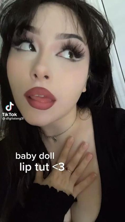 How To Do Lips Without Lip Liner, Eye Corner Eyeshadow, Cute Womens Hairstyles, Babydoll Lips Makeup, Cute Lip Makeup Looks, Lip Combos Grunge, Pretty Lip Makeup, Soft Lips Makeup, Easy Gel Designs