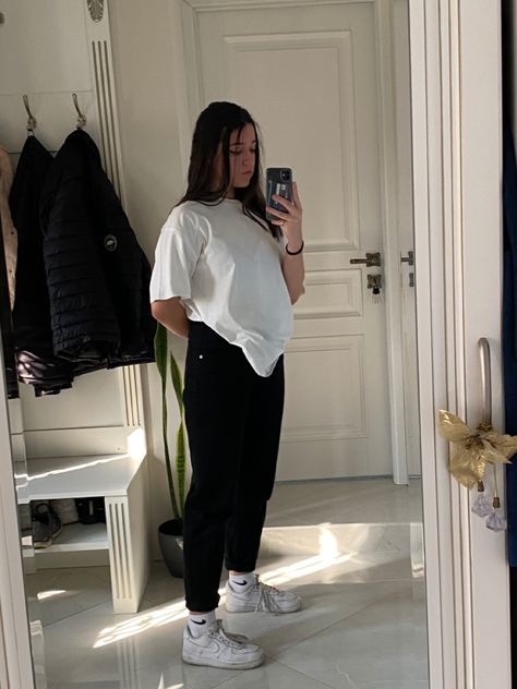 Af1 Outfit Women Casual, White Af1 Outfit Women, White Air Force Ones Outfit Women, White Airforces Outfit Women, White Airforces Outfit, White Airforces Outfits, Outfits With White Air Force Ones, Air Force One Outfit Woman, White Air Force Outfit