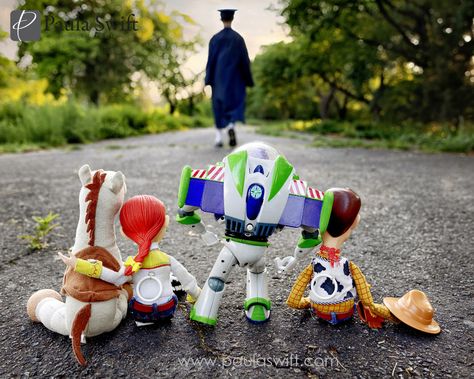 Toy Story Graduate Toy Story Back To School Photo, Toy Story First Day Of School Photo, Toy Story Senior Pictures, Toy Story Graduation Pictures, Toy Story Graduation Party, Toy Story Picture Ideas, Toy Story Graduation Theme, Kindergarten Graduation Photos, Prek Graduation Photo Ideas