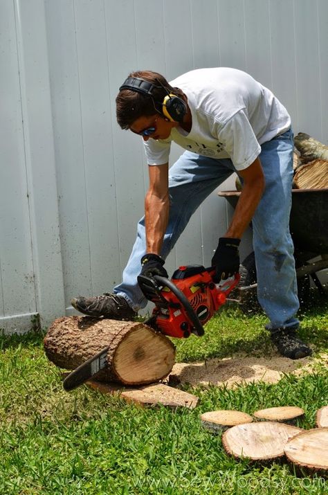 How to Create a Natural Log Pathway + Video via SewWoodsy.com Log Pathway, Wood Pathway, Diy Pathway, Cheap Landscaping Ideas, Landscaping With Large Rocks, Diy Pergola, Garden Pathway, Tree Stump, Wooden Garden