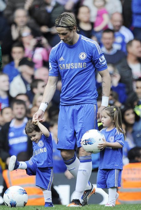 Ballers and Soccers ;) — Torres and his infants .awww Chelsea Baby, Donald Sutherland, Personalized Jersey, Soccer Motivation, Chelsea Football Club, Soccer Guys, Soccer Stars, Chelsea Football, Football Kids