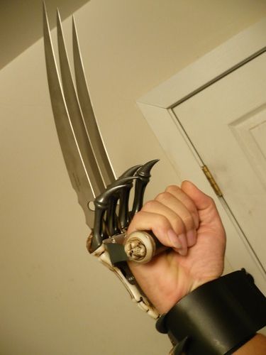 Wolverine Claws Claws Aesthetic, Hand Claws, Batman Art Drawing, Wolverine Claws, Ronin Samurai, Pretty Knives, Apocalypse Survival, Survival Life Hacks, Cool Swords