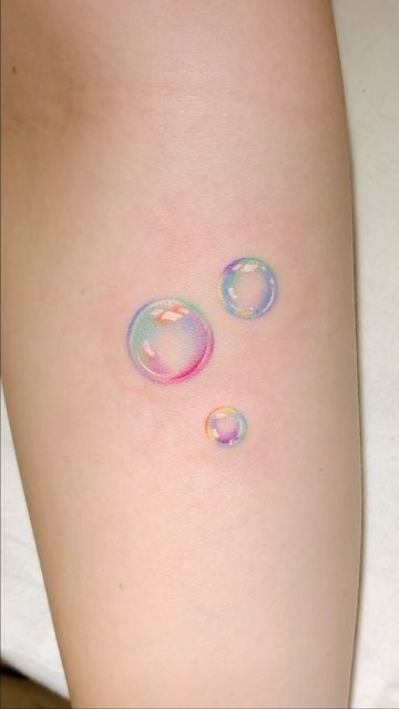 Colorful Aesthetic Tattoos, Coloured Ink Tattoo, Bubble Bath Tattoo, Bubbles Tattoo Ideas, Minimalist Color Tattoo, Cute Pink Tattoos, Cute Colored Tattoos, Paint Splash Tattoo, Colorful Leg Tattoos