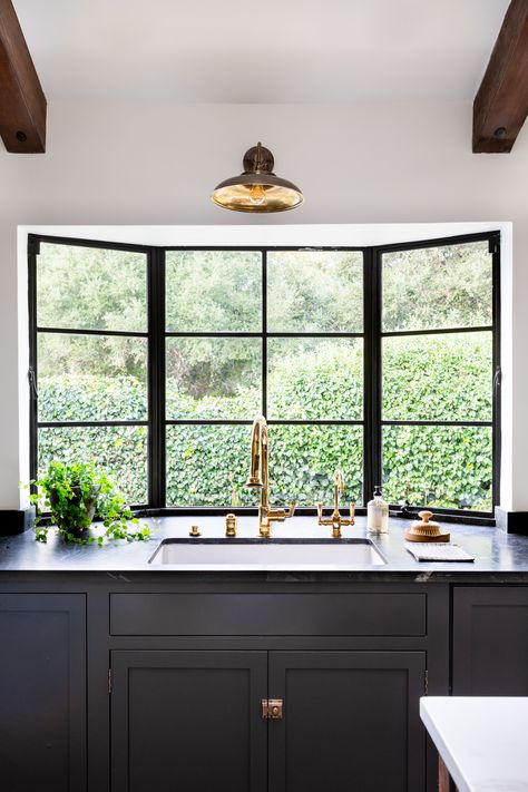 Behold, 10 Transitional Kitchen Ideas That Will Stop You in Your Tracks Transitional Kitchen Ideas, Kitchen Bay Window, Rv Interior, Classic Kitchen, Amber Interiors, Hus Inspiration, Transitional Kitchen, Diy Interior, Home Design Decor