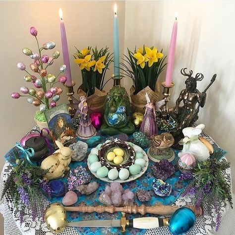 Ostara Altar, Ostara Ritual, Sacred Space Altar, Wicca Altar, Altar Ideas, Pagan Festivals, Witches Altar, Wiccan Altar, Pagan Altar