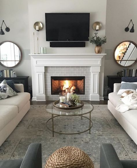 How to add tons of character to a boring fireplace Usa Pictures, Thrifty Decor Chick, Morning Room, Living Room Decor Fireplace, Thrifty Decor, Home Fireplace, Fireplace Makeover, The Fireplace, Rugs Usa