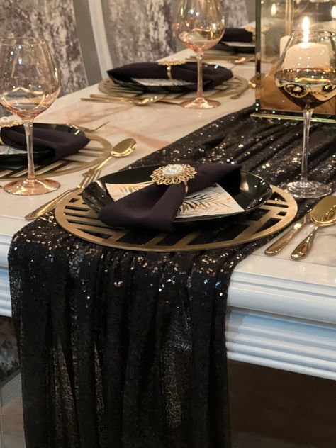 Black Crockery Table Settings, Black White Gold Christmas Table Setting, Black Gold Silver Table Decor, Black And Gold Table Setting Ideas, Prom Table Settings, Black And Gold Dinner Table, Black White Gold Table Setting, Quince Black And Gold, Gold Silverware Table Setting