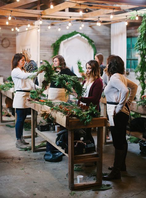 Farm Workshop Ideas, Holiday Workshop Ideas, Flower Workshop Studio, Wreath Workshop Set Up, Wreath Making Workshop, Christmas Wreath Workshop, Flower Workshop Ideas, Christmas Workshop Ideas, Barn Workshop Ideas