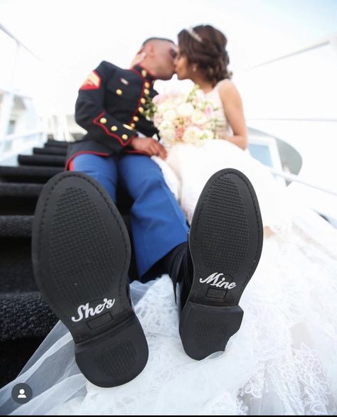 Marine Theme Wedding, Military Wedding Air Force, Navy Couple Pictures, Navy Sailor Wedding, Army Wedding Ideas, Us Navy Wedding, Raf Wedding, Coast Guard Wedding, Navy Couple