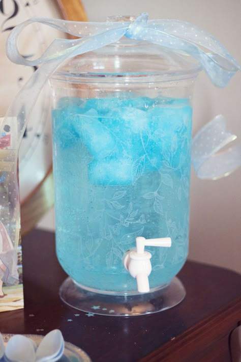 Sprite with frozen blue Hawaiian punch - this just sounds sooo yummy right now and perfect for a boy baby shower! Blue Hawaiian Punch, Lila Party, 4de Verjaardag, Blue Punch, Frozen Bday Party, Frozen Blue, Bar A Bonbon, Cinderella Birthday Party, Hawaiian Punch