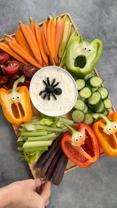 Frankenstein Veggie Tray, Spider Veggie Tray, Summerween Charcuterie Board, Halloween Meat Tray Ideas, Fruit Tray For Halloween Party, Halloween Graze Board Kids, Halloween Fruit And Veggie Charcuterie Board, Halloween Relish Tray, Ghost Veggie Tray