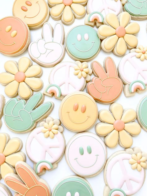 Peace Cookies Decorated, Groovy Decorated Cookies, Peace Sign Cookies Decorated, Peace Sign Cookies, Groovy Sugar Cookies, 70s Cookies, Cookies Daisy, Groovy Cookies, Smiley Face Cookies