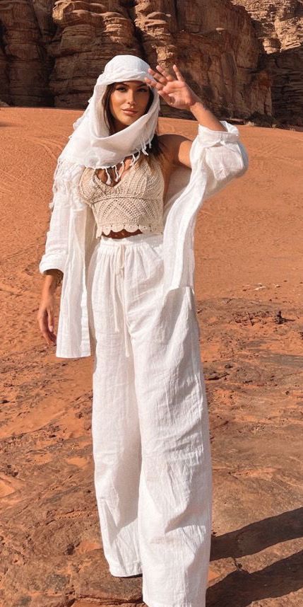 Dubai Safari Outfit, Egypt Outfits Women, Desert Safari Outfit, Desert Photoshoot Outfit, Dessert Outfit, Desert Outfit Ideas, Dubai Outfits Ideas, Egypt Outfits, Safari Desert