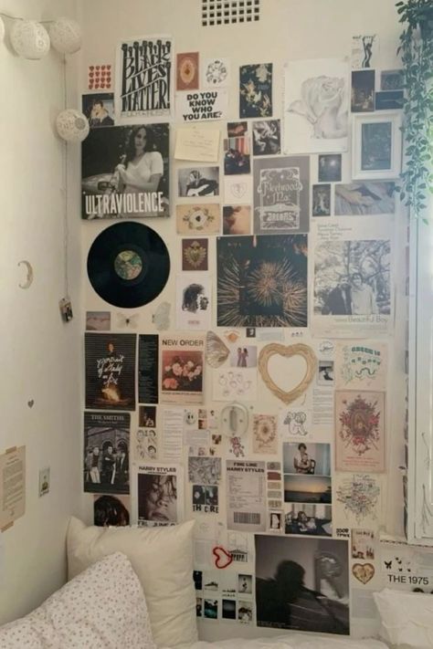 Poster Wall With Shelves, Fabric Poster Wall Hangings, Painting Ideas Accent Wall, Rustic Wall Ideas, Shelves Gallery Wall, String Lights Decor, Wall Decor Creative, Fabric Wall Hangings, Photowall Ideas