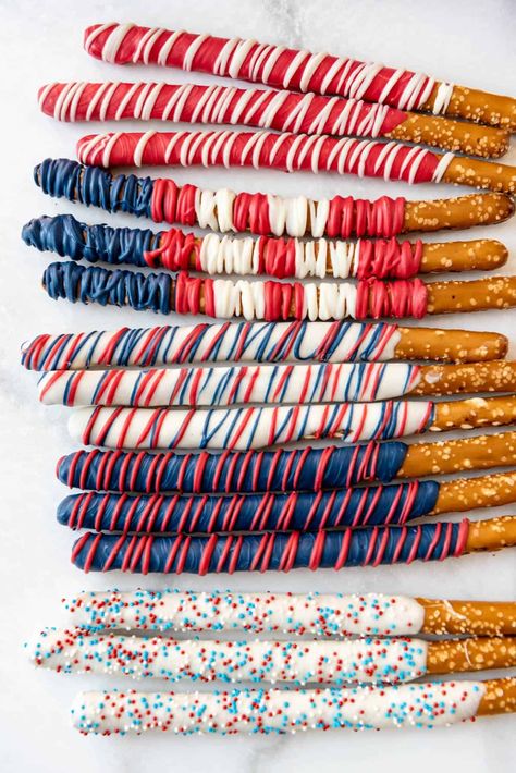 These fun and easy Patriotic Pretzel Rods are perfect for the 4th of July, Memorial Day, or any patriotic celebration or event! Colored chocolate candy melts and salty pretzels make a quick and delicious treat that are a great project to do with your kids in under 30 minutes without even heating up your kitchen! #4thofJuly | patriotic desserts 4th of july | patriotic desserts easy | 4th of july dessert ideas easy | red white and blue desserts easy | chocolate dipped pretzels how to make Fourth Of July Pretzel Dessert, Cute 4th Of July Food Ideas, 4th Of July Parties Ideas, 4th Of July Sweets Party Ideas, Snacks For 4th Of July, Forth July Food, Red White And Blue Baked Goods, 4th Of July Dipped Pretzels, Red White And Blue Pretzel Rods