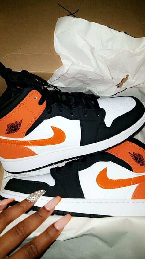 Black And Orange Nike Shoes, Orange And Black Shoes, Black And Orange Jordans, Orange Jordan 1 Outfit, Orange Jordans, Outfit Ideas With Jordans, Orange Nike Shoes, Nike Noir, Jordans 1