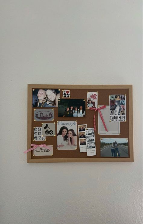 Kurk Gilmore, What To Put On A Cork Board, Wall Above Desk Ideas, Photo Wall Above Desk, Cork Board Desk, Photo Collage Bedroom Ideas, Pinboard Decor Ideas, Cork Board Decoration, Above Desk Decor Ideas