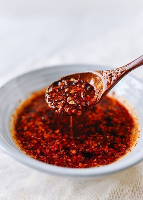 How to Make Chili Oil: The Perfect Recipe! - The Woks of Life Chinese Chili Oil, Koreansk Mat, Chinese Chili, Chili Oil Recipe, How To Make Chili, Resep Seafood, Chinese Chicken Recipes, Red Oil, Cibo Asiatico