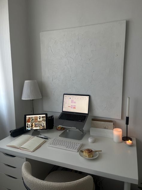 Room Decor Office, Work Desk Setup Aesthetic, Small Space Desk Ideas, Desk Space Aesthetic, Desk Ideas Minimalist, Work Space Aesthetic, Aesthetic Office Desk, Study Desk Aesthetic, Architecture Desk