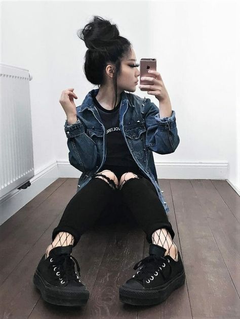 Denim jacket with graphic tee, black ripped pants with oversized fishnet stockings underneath & black shoes by caminimm Mcr Concert Outfit, Dark Grunge Outfits, Black Ripped Jeans Outfit, Grunge Outfit Ideas, Outfit Grunge, Mode Retro, Ripped Jeans Outfit, Ripped Pants, Fashion 90s