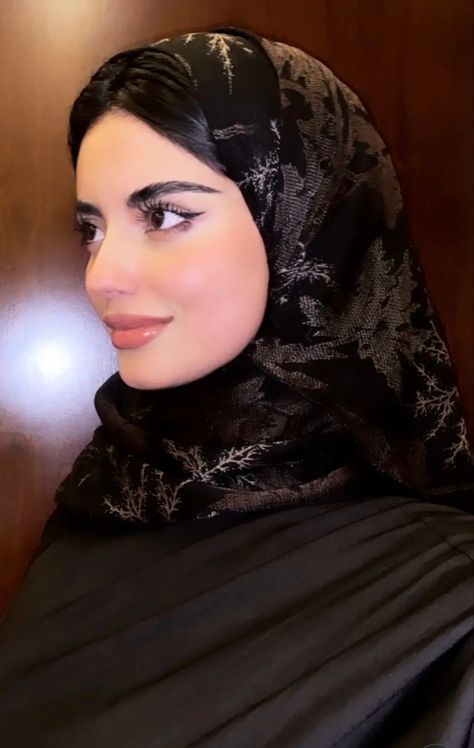 ‏#saudi #saudiarabia #saudiwomen #saudigirl #saudistyle #saudigirls #saudiwoman #saudiculture saudi women woman 🇸🇦 Victoria Costume, Saudi Women, Arab Girl, Long Shiny Hair, Simple Hijab, Pink Flower Girl Dresses, Arab Beauty, Vogue Beauty, Hair Advice