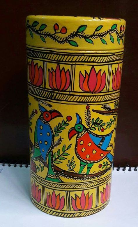 Madhubani On Bottle, Madhubani Painting On Pot, Teracotta Painting, Pillar Painting, Rickshaw Painting, Meenakari Painting, Kettle Art, Key Drawing, Worli Painting