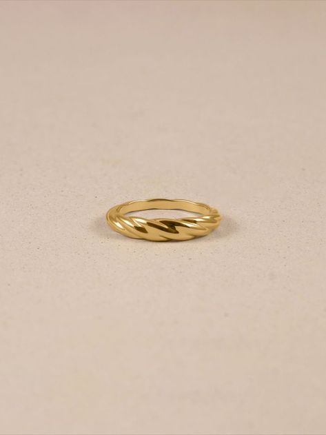 Gold Ring Design For Women, Ring Design For Women, Simple Ring Design, Pinky Rings For Women, Gold Ring Design, Gold Jewelry Prom, Small Earrings Gold, Couple Ring Design, Gold Rings For Women