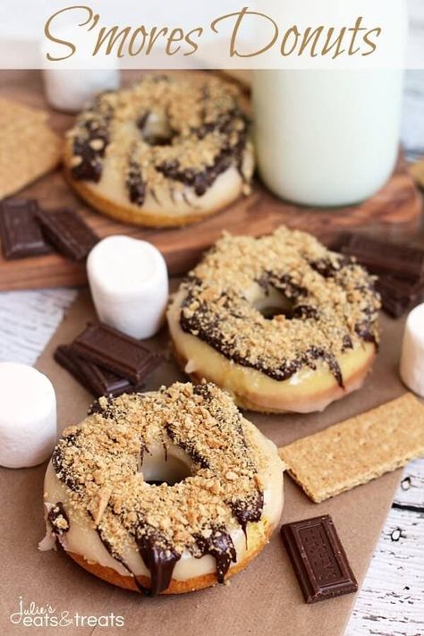 S'mores Donuts ~ Homemade Donuts Loaded with Marshmallow Frosting then Drizzled with Chocolate and Topped with Crushed Graham Crackers! Smores Donut, Smores Dessert Recipes, Donuts Homemade, Donuts Cake, American Dessert, Boutique Patisserie, Smores Dessert, Easy Donut Recipe, Choco Chocolate