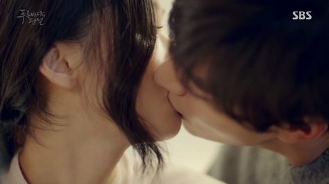 a reassuring kiss of joon jae to assure cheong-i  § legend of the blue sea Lee Min Ho Kiss, Couples Moments, Legend Of Blue Sea, Kpop Kiss, Legend Of The Blue Sea, Photo Naruto, Korean Drama Romance, Miss Korea, Park Seo Joon