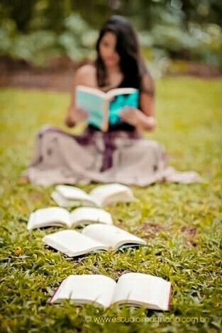 Reading Photoshoot Ideas, Book Lover Photoshoot, Bookish Senior Pictures, Photoshoot Ideas Books, Poses With Books Reading, Book Photoshoot Ideas, Bookish Photoshoot, Reading Photoshoot, Senior Pictures Books