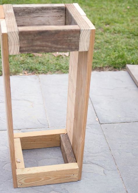 Diy Square Planters Outdoor, Tall Planters For Wedding, How To Build Planter Boxes Easy Diy, Tall Porch Planters Diy, Wooden Planter Boxes Front Porch, Easy Wood Planters Diy, Tall Wood Planters Diy, Wedding Planters Outdoor, Diy Patio Planters