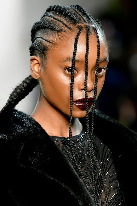 NYFW: 2020 Hair Trends From The Runway - Essence Hip Hop Hairstyles, 2020 Hair Trends, Current Hair Trends, Book Texture, Runway Hair, Couture Hairstyles, Laquan Smith, 2020 Runway, Hair Pulling