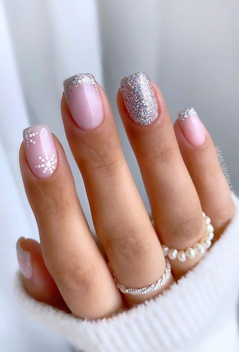 4. Sparkly Festive Nails Add some sparkle to your look with nails like these! Three of the nails have sparkly tip nails, one has... Unghie Sfumate, Christmas Gel Nails, Cute Gel Nails, Festival Nails, Nagel Inspo, Short Acrylic Nails Designs, Sparkly Nails, Nail Designs Glitter, Cat Kuku